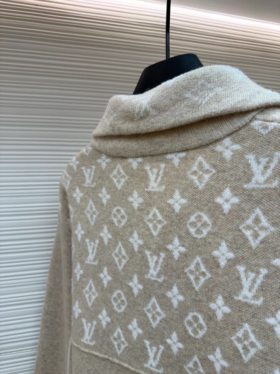LOUIS VUITTON SKI ski series printed sweater ●Original version: purchased and developed for 16999 ●Item number: 1681590-B70 ●Fabric: wool blended fabric ●Technology: printing production ●Color: camel ●Version: fitted version ●Weight: about 660 grams ●Size: XS-S-M-L ●Description: This beige half-zip turtleneck sweater is made of high-quality wool blend fabric, which has a soft and delicate feel, excellent warmth retention and breathability. The classic half-high collar design and metal zipper are both warm and neat. The zipper adopts precision electroplating technology, which makes the color uniform, smooth and durable. The classic presbyopia pattern on the chest and shoulders adopts fine jacquard technology. The pattern is three-dimensional and clear, highlighting the brand recognition. The body has a form-fitting silhouette and a smooth cut for comfort and freedom of movement. The cuffs and hem are ribbed to fit tightly around the wrist and waist to prevent cold wind from entering. In the production process, multiple combing and washing processes are used to make the fabric softer and skin-friendly while maintaining a stable pattern. The stitching is even and firm, and the details are meticulously handled, reflecting the brand's strict control over quality. The overall design is simple and elegant, with exquisite details. From fabrics to hardware accessories, it reflects the pursuit of quality. It is an ideal choice for daily wear in autumn and winter. The overall wiring is straight and delicate, the fabric is comfortable and soft, and the color is consistent without color difference. It can be matched with the same style to create a fashionable look and control various occasions. Customized accessories, complete with three standards, same style for men and women!